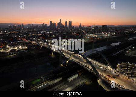 Une vue aérienne générale du Sixth Street Bridge, un viaduc qui relie le quartier des Arts du centre-ville au quartier historique de Boyle Heights, et à la ligne d'horizon du centre-ville de Los Angeles, le mardi 12 juillet 2022. Banque D'Images