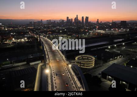 Une vue aérienne générale du Sixth Street Bridge, un viaduc qui relie le quartier des Arts du centre-ville au quartier historique de Boyle Heights, et à la ligne d'horizon du centre-ville de Los Angeles, le mardi 12 juillet 2022. Banque D'Images