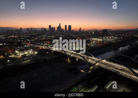 Une vue aérienne générale du Sixth Street Bridge, un viaduc qui relie le quartier des Arts du centre-ville au quartier historique de Boyle Heights, et à la ligne d'horizon du centre-ville de Los Angeles, le mardi 12 juillet 2022. Banque D'Images