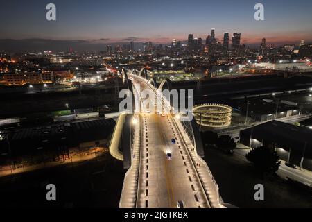 Une vue aérienne générale du Sixth Street Bridge, un viaduc qui relie le quartier des Arts du centre-ville au quartier historique de Boyle Heights, et à la ligne d'horizon du centre-ville de Los Angeles, le mardi 12 juillet 2022. Banque D'Images