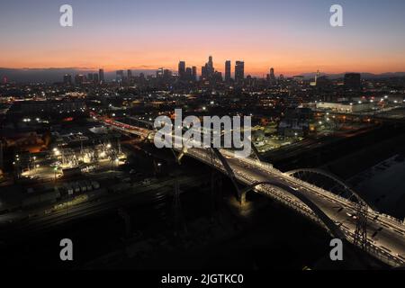 Une vue aérienne générale du Sixth Street Bridge, un viaduc qui relie le quartier des Arts du centre-ville au quartier historique de Boyle Heights, et à la ligne d'horizon du centre-ville de Los Angeles, le mardi 12 juillet 2022. Banque D'Images