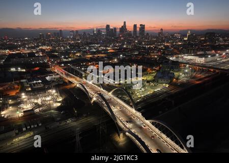 Une vue aérienne générale du Sixth Street Bridge, un viaduc qui relie le quartier des Arts du centre-ville au quartier historique de Boyle Heights, et à la ligne d'horizon du centre-ville de Los Angeles, le mardi 12 juillet 2022. Banque D'Images