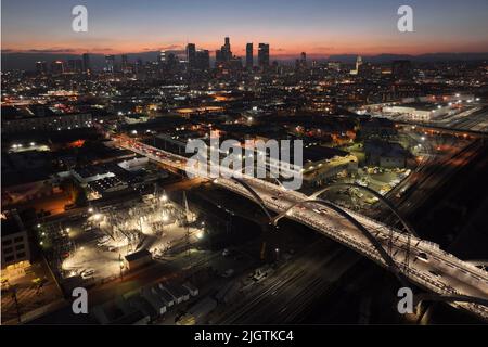 Une vue aérienne générale du Sixth Street Bridge, un viaduc qui relie le quartier des Arts du centre-ville au quartier historique de Boyle Heights, et à la ligne d'horizon du centre-ville de Los Angeles, le mardi 12 juillet 2022. Banque D'Images