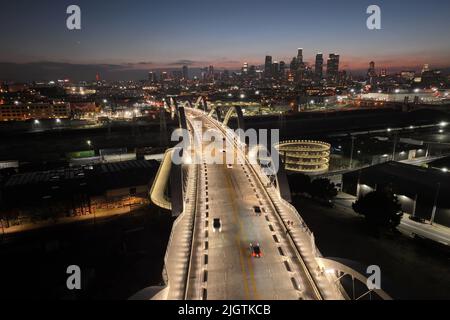 Une vue aérienne générale du Sixth Street Bridge, un viaduc qui relie le quartier des Arts du centre-ville au quartier historique de Boyle Heights, et à la ligne d'horizon du centre-ville de Los Angeles, le mardi 12 juillet 2022. Banque D'Images