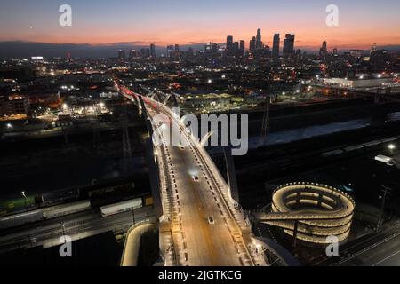 Une vue aérienne générale du Sixth Street Bridge, un viaduc qui relie le quartier des Arts du centre-ville au quartier historique de Boyle Heights, et à la ligne d'horizon du centre-ville de Los Angeles, le mardi 12 juillet 2022. Banque D'Images