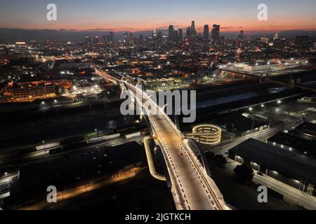 Une vue aérienne générale du Sixth Street Bridge, un viaduc qui relie le quartier des Arts du centre-ville au quartier historique de Boyle Heights, et à la ligne d'horizon du centre-ville de Los Angeles, le mardi 12 juillet 2022. Banque D'Images