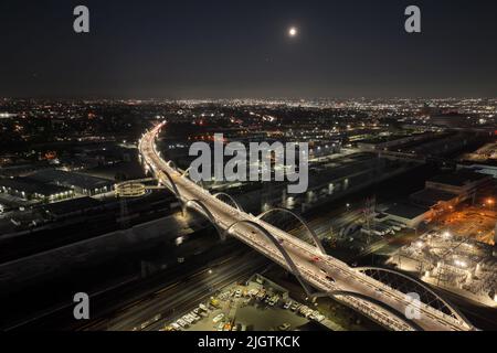 Une vue aérienne générale du Sixth Street Bridge, un viaduc qui relie le quartier des Arts du centre-ville au quartier historique de Boyle Heights, à Los Angeles, mardi 12 juillet 2022. Banque D'Images