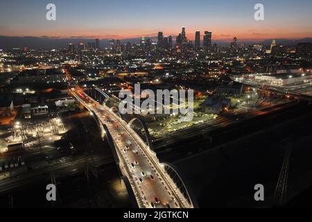 Une vue aérienne générale du Sixth Street Bridge, un viaduc qui relie le quartier des Arts du centre-ville au quartier historique de Boyle Heights, et à la ligne d'horizon du centre-ville de Los Angeles, le mardi 12 juillet 2022. Banque D'Images