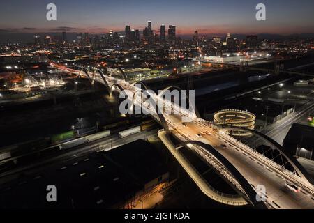 Une vue aérienne générale du Sixth Street Bridge, un viaduc qui relie le quartier des Arts du centre-ville au quartier historique de Boyle Heights, et à la ligne d'horizon du centre-ville de Los Angeles, le mardi 12 juillet 2022. Banque D'Images