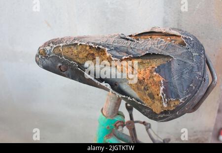 Siège de vélo cassé Banque D'Images