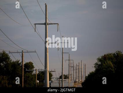 (220713) -- HOUSTON, 13 juillet 2022 (Xinhua) -- photo prise sur 11 juillet 2022 montre des lignes de transmission de puissance le long d'une route au Texas, aux États-Unis. Le Electric Reliability Council of Texas (ERCOT) a demandé lundi aux résidents et aux entreprises de réduire leur consommation d'énergie car l'indice thermique dépassait 100 degrés Fahrenheit dans environ la moitié de l'État du centre-sud des États-Unis. Cette vague de chaleur a commencé il y a plus d'une semaine et continue de se renforcer, défiant le réseau électrique de l'État. Les températures quasi-records dans la plupart des États du Texas ont forcé divers événements en extérieur à être retardés ou annulés par rapport au conc de sécurité Banque D'Images