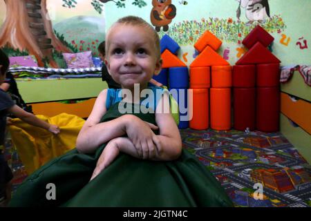 Non exclusif: ODESA, UKRAINE - 11 JUILLET 2022 - les enfants forcés de quitter leurs villes en raison de l'invasion pleine échelle de la russie de l'Ukraine vivent avec Banque D'Images