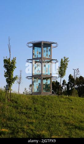 Sculpture de l'artiste Daniel Gutiérrez Adán sur l'Autoroute A-8 près de Cabezón de la Sal Cantabria Espagne représentant l'unité entre les races et les cultures Banque D'Images