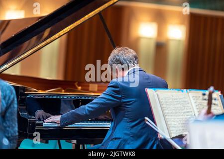 Un piano sur la scène philharmonique Banque D'Images