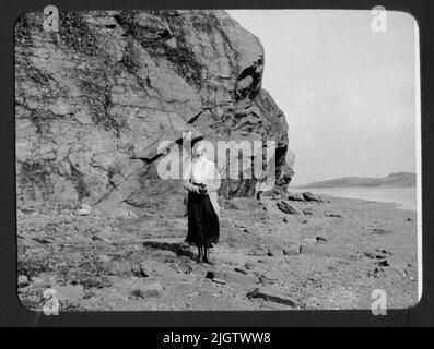 Cintra Kay on Strand à Sundsby 1920 Alvar Elfverson était étudiante en agriculture au manoir de Sundsby vers 1919 - 1920. Là, il s'est fait connaître l'une des filles du manoir, Cintra Kay (1895 - 1968), représentée dans plusieurs des photographies. L'homme en photos est Alvar. À cette époque, le Hutchinson Kay était locataire à Sundsby Säteri. James Hutchinson Kay (1859 1938 ans), marié en 1883 à Ellen Waern (1862 - 1930 ans) de la famille de Göteborg Waern a pris le relais comme locataire en 1880. La famille Hutchinson Kay a conservé le bail jusqu'en 1938. Cintra s'est marié en 1925 avec l'agronomie Svanstrom. Cintra Kay Banque D'Images