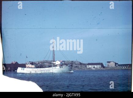 Selon les notes: 70 pcs. Lame alésée. + 5 bidons avec lame d'oramade. Bateaux, chantiers navals, mer, People.film no. 129 sur le chemin de la sortie du port GG 250 'la vaste côte' (brouillé et abaissé par les Allemands 25 août 1943 dans la mer du Nord tout homme parti, le skipper Torsten Alexandersson pas dans la photo) l'ours tête à droite avec la forge d'Ivar Jonsson, La basse Maison Blanche. Un bateau de pêche (GG 250 'West Coast') passe devant une communauté. Banque D'Images