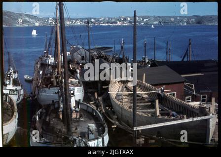 Selon les notes: 70 pcs. Lame alésée. + 5 bidons avec lame d'oramade. Bateaux, chantiers navals, mer, People.film no. 127 un certain nombre de bateaux de pêche sont situés dans une cour. De l'autre côté de Havsviken est une communauté. Les bateaux sont étiquetés GG. Le chantier naval de Berg. Banque D'Images