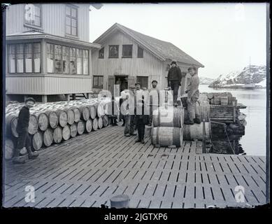 La maison de commerce de Härön Brygga avec des barils de hareng, le sel de hareng en arrière-plan. Sur le site, les affaires ont été menées au moins depuis le 18th siècle où il y avait salter et canneberge ici. La maison de commerce et les fils de Michaels Koch à Uddevalla possédaient, entre autres choses. Salter sur le site. Le premier titulaire de l'entreprise sur Härön était Torbernt Olsson (1816-1855). Il a acheté le bâtiment résidentiel dans le trou d'impression d'une veuve au cours de la dernière partie du 19th siècle et a mené un mouvement étendu comme un salter, avec l'expédition et comme un commerçant. Torbernt Olsson est mort dans un ridi Banque D'Images