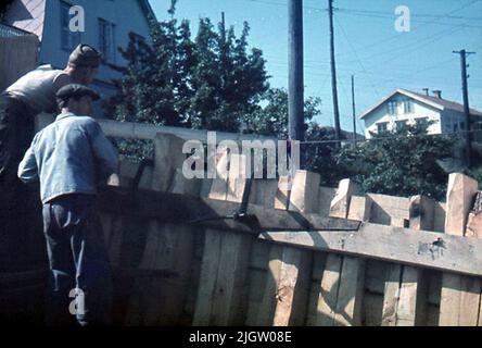 Selon les notes: 70 pcs. Lame alésée. + 5 bidons avec lame d'oramade. Bateaux, chantiers navals, mer. N° films chantier naval de 125berg. Nouveau bâtiment de bateau de pêche au chantier naval de Berg. Nn. Et Mauritz Johansson. Directeur J.W. La villa de Berg en arrière-plan, la maison sur la droite sur l'image est la "grande" école. Deux hommes construisent un bateau. Vous voyez l'arbre et les tableaux. En arrière-plan, il y a quelques bâtiments résidentiels. Banque D'Images