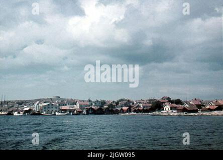 Selon les notes: 70 pcs. Lame alésée. + 5 bidons avec lame d'oramade. Bateaux, chantiers navals, mer, People.film no. 125 vue sur un village de pêcheurs depuis la mer. Banque D'Images