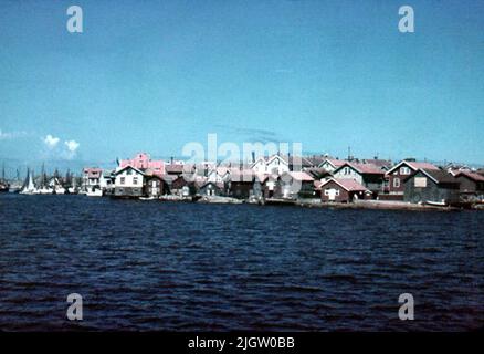 Selon les notes: 70 pcs. Lame alésée. + 5 bidons avec lame d'oramade. Bateaux, chantiers navals, mer, People.film no. 125 vue sur un village de pêcheurs depuis la mer. Banque D'Images