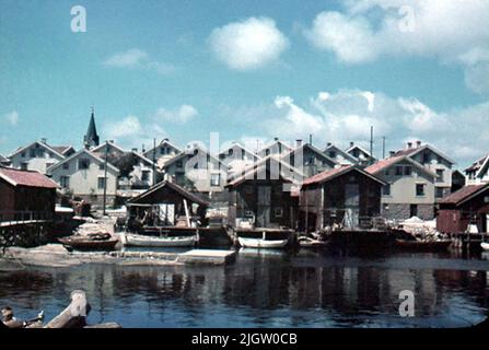 Selon les notes: 70 pcs. Lame alésée. + 5 bidons avec lame d'oramade. Bateaux, chantiers navals, mer. N° films 256mögen, Budaberg. Vue sur un village de pêcheurs depuis le port. Banque D'Images