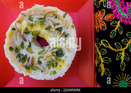 Délicieux mets sucrés traditionnels du nom de Malai Ghevar ou Ghewar, un dessert indien authentique du Rajasthani, fait et mangé pendant des festivals comme Ra Banque D'Images