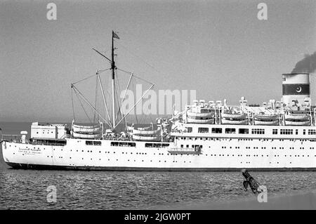 Voyage africain, acquisition de Jeddahsom -term: Livres et matériel d'archives.35 Images en série. La photo a été prise vers le 1961-08-15. Un navire à passagers du Pakistan est situé dans une baie maritime. Banque D'Images