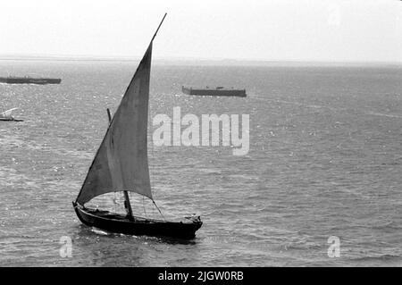 Voyage africain, acquisition de Jeddahsom -term: Livres et matériel d'archives.35 Images en série. La photo a été prise vers le 1961-08-15. Un voilier navigue dans une baie de mer. Banque D'Images