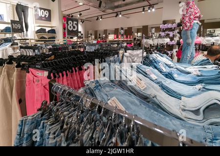 Batumi, Géorgie - 31 mai 2022 : à l'intérieur de la boutique de vêtements New-yorkais. Le magasin de mode est situé dans le centre commercial. Vêtements sur cintres ou étagères. Banque D'Images