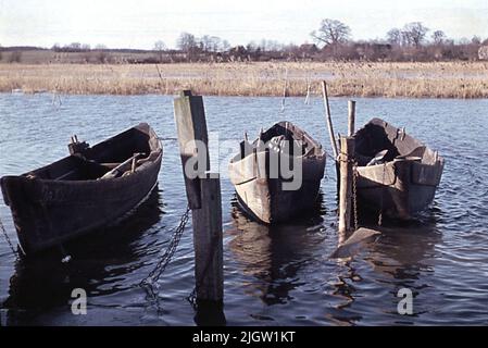 Photographié du 1966-09-11 au 1966-09-17.botten à bord du bateau '. Trois bateaux sont amarrés dans une rivière. Banque D'Images