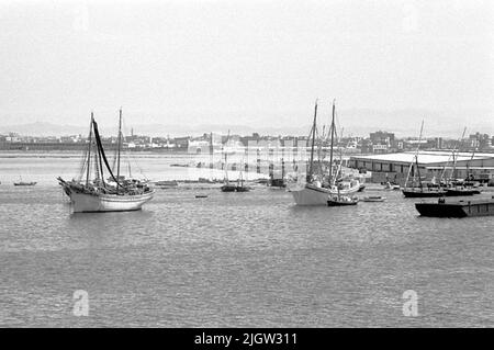 Voyage africain, acquisition de Jeddahsom -term: Livres et matériel d'archives.35 Images en série. La photo a été prise vers le 1961-08-15. Plusieurs navires sont situés au port d'une communauté. Il y a un magazine dans le port. Banque D'Images