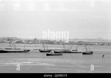 Voyage africain, acquisition de Jeddahsom -term: Livres et matériel d'archives.35 Images en série. La photo a été prise vers le 1961-08-15. Un certain nombre de navires sont situés dans une baie maritime, à l'extérieur d'une communauté. Banque D'Images