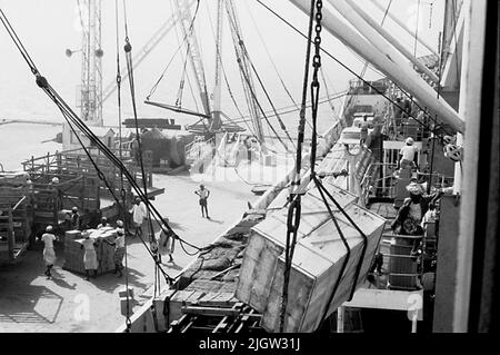 Voyage africain, acquisition de Jeddahsom -term: Livres et matériel d'archives.35 Images en série. La photo a été prise vers le 1961-08-15. Un navire déchargeant des marchandises dans un port. Banque D'Images