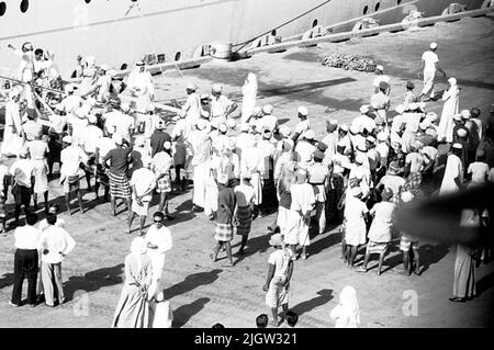 Voyage africain, acquisition de Jeddahsom -term: Livres et matériel d'archives.35 Images en série. La photo a été prise vers le 1961-08-15. Un navire à passagers du Pakistan. Plein d'hommes (civils et policiers) debout sur le quai de la gangway. Banque D'Images