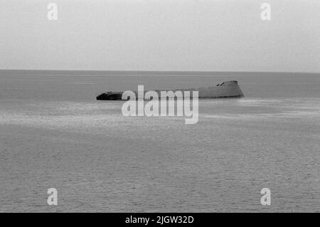 Voyage africain, acquisition de Jeddahsom -term: Livres et matériel d'archives.35 Images en série. La photo a été prise vers le 1961-08-15. La moitié d'un naufrage flottant est en mer. Banque D'Images