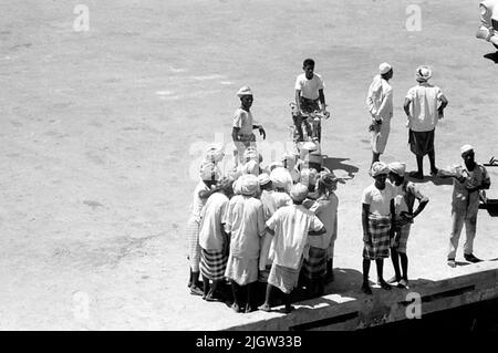 Voyage africain, acquisition de Jeddahsom -term: Livres et matériel d'archives.35 Images en série. La photo a été prise vers le 1961-08-15. Sur un quai se dresse un certain nombre d'hommes autochtones et discuter. Banque D'Images