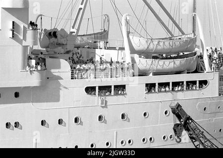 Voyage africain, acquisition de Jeddahsom -term: Livres et matériel d'archives.35 Images en série. La photo a été prise vers le 1961-08-15. Un navire à passagers du Pakistan. Plein de membres de équipage et de pèlerins se tiennent sur le pont. Banque D'Images