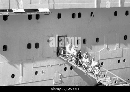 Voyage africain, acquisition de Jeddahsom -term: Livres et matériel d'archives.35 Images en série. La photo a été prise vers le 1961-08-15. Un navire à passagers du Pakistan. Un couple d'hommes et une femme descendent le gangway, jusqu'au quai. Banque D'Images