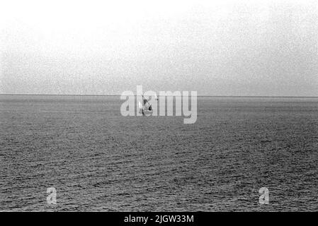 Voyage africain, acquisition de Jeddahsom -term: Livres et matériel d'archives.35 Images en série. La photo a été prise vers le 1961-08-15. Trois voiliers naviguent sur une mer ouverte. Banque D'Images