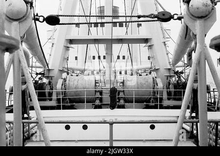 Voyage africain, travail à bord. Acquisitions par qually: Livres et matériel d'archive.35 Images en série. La photo a été prise vers le 1961-08-03. Les rampes vers les robinets sont visibles à droite et à gauche. Les jeux de fils pour les robinets sont visibles au milieu. Banque D'Images