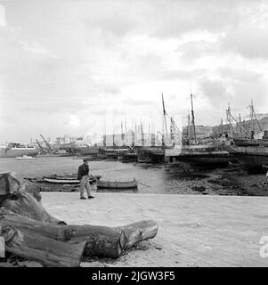 16. Italie. Le journal photo est disponible à B.M.A. + albums photo. Acquisition : livres et documents d'archives. Photos prises 1959-10-28,12 photos en série. Selon les notes: Italie. Côte Adriatique, molfetta, 28/10-59. Une série de photos du même bateau en bois tourne que les dernières photos sur film 15. Total des lits STAP. Plusieurs bateaux sont situés dans un port. Certains d'entre eux sont situés sur la plage. Au premier plan se trouve un homme sur le quai. En arrière-plan est une société. Banque D'Images