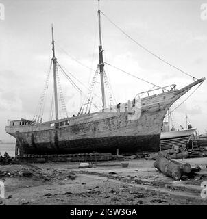 16. Italie. Le journal photo est disponible à B.M.A. + albums photo. Acquisition : livres et documents d'archives. Photos prises 1959-10-28,12 photos en série. Selon les notes: Italie. Côte Adriatique, molfetta, 28/10 -59. Une série de photos des mêmes tours de bateau en bois que les dernières photos sur film 15.A un couple de bateaux sont situés sur une plage. Un couple d'hommes travaillent avec les bateaux. Banque D'Images