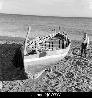 41. Espagne. Le journal photo est disponible à B.M.A. + albums photo. Acquisition : livres et documents d'archives. Photos prises 1959-11-12,12 photos en série. Selon les notes: Espagne. S. côte méditerranéenne, Castell de Ferro, 12/11-59. Bateau à l'ancienne sur la plage. On regarde un bateau qui est commandé sur une plage de sable. Banque D'Images