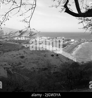 41. Espagne. Le journal photo est disponible à B.M.A. + albums photo. Acquisition : livres et documents d'archives. Photos prises 1959-11-12,12 photos en série. Selon les notes: Espagne. S. côte méditerranéenne, Castell de Ferro, 12/11-59. Vue de Castell de Ferro de V.Tajen est prise d'une montagne, à une communauté. La communauté est située sur une plage. Banque D'Images