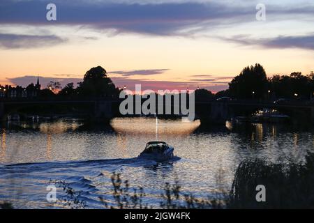 Hampton court Bridge au coucher du soleil, Flowers After Hours, RHS Hampton court Palace Garden Festival 2022, Londres, Angleterre, Royaume-Uni, Europe Banque D'Images