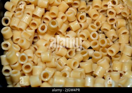 Macaroni cuit et bouilli dans de l'eau chaude comme une partie de Koshary, un populaire repas de rue fait de riz, macaroni, et lentilles mélangées avec un t épicé Banque D'Images