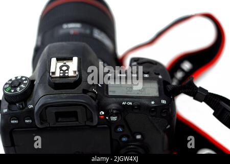 Le Caire, l'Egypte, le 31 mai 2022 : vue arrière du boîtier de l'appareil photo numérique reflex numérique plein format Canon EOS 6D Mark II avec objectif Canon EF 24-105mm USM, mise au point sélective C Banque D'Images