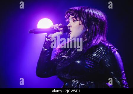 Montreux, Suisse. 12th juillet 2022. Le groupe de rock britannique Crawlers donne un concert en direct pendant le festival de musique suisse Montreux Jazz Festival 2022 à Montreux. Ici, le chanteur Holly Minto est vu en direct sur scène. (Crédit photo : Gonzales photo/Alamy Live News Banque D'Images