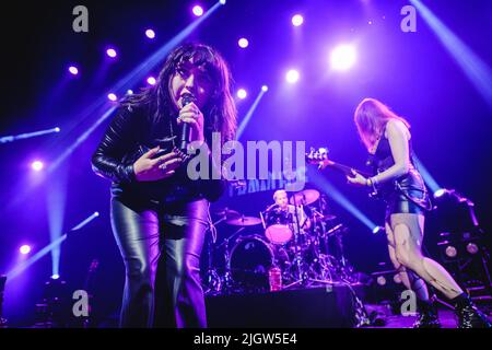 Montreux, Suisse. 12th juillet 2022. Le groupe de rock britannique Crawlers donne un concert en direct pendant le festival de musique suisse Montreux Jazz Festival 2022 à Montreux. Ici, le chanteur Holly Minto est vu en direct sur scène. (Crédit photo : Gonzales photo/Alamy Live News Banque D'Images